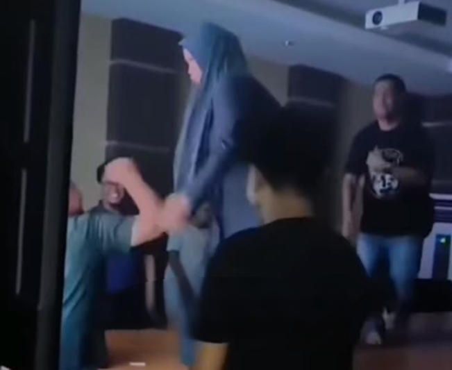 Viral! Diduga ASN PUPR Kutai Timur Lakukan Aksi Tak Pantas Dengan Cara Sawer Berjoget Diatas Meja